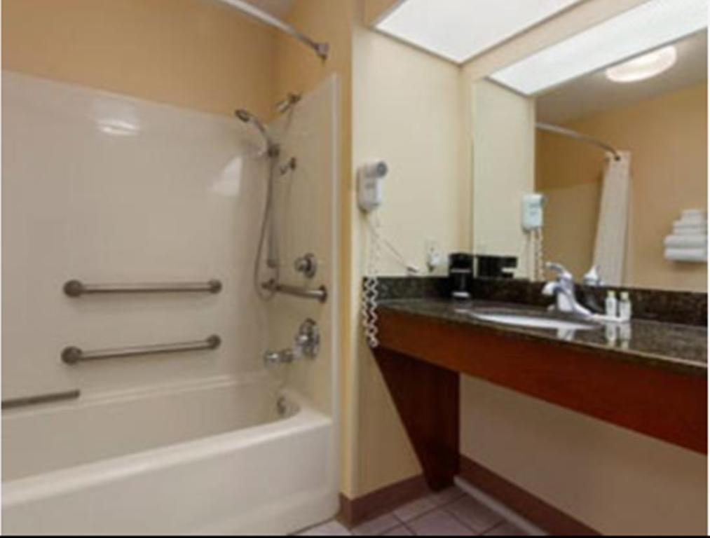 Baymont By Wyndham Eden Motel Room photo